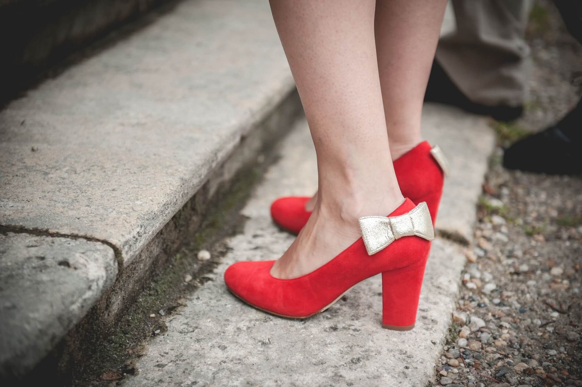 La mariée et ses chaussures rouge
