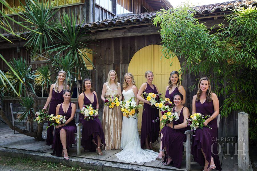 Les bridemaids et les groomsmen assortis, costumes et robes de demoiselles d'honneur by Weday’s