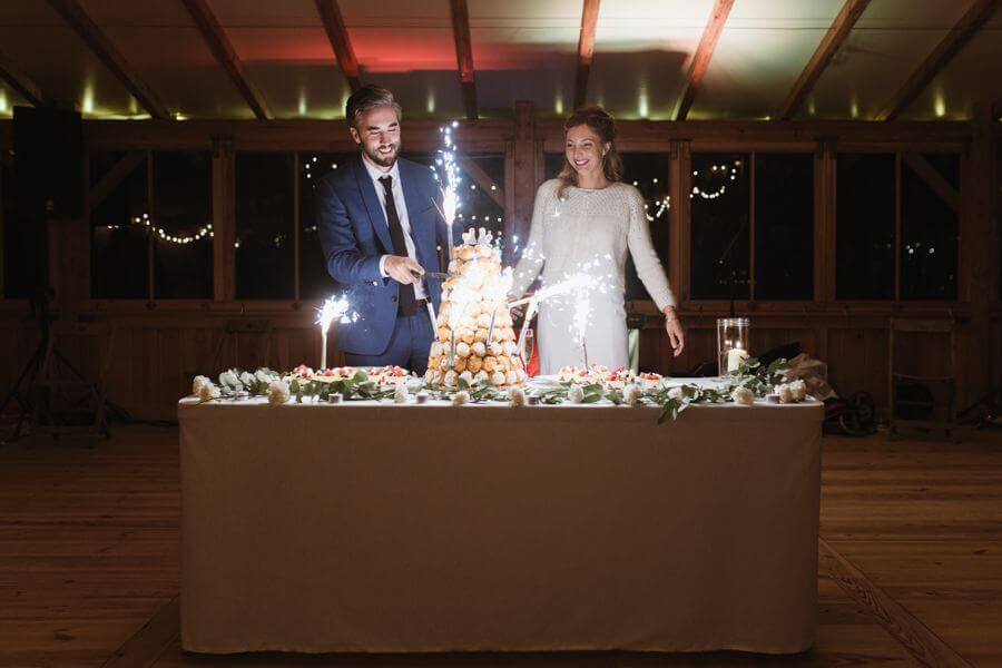 Le gâteau de mariage est un moment fort du repas de mariage by Weday's