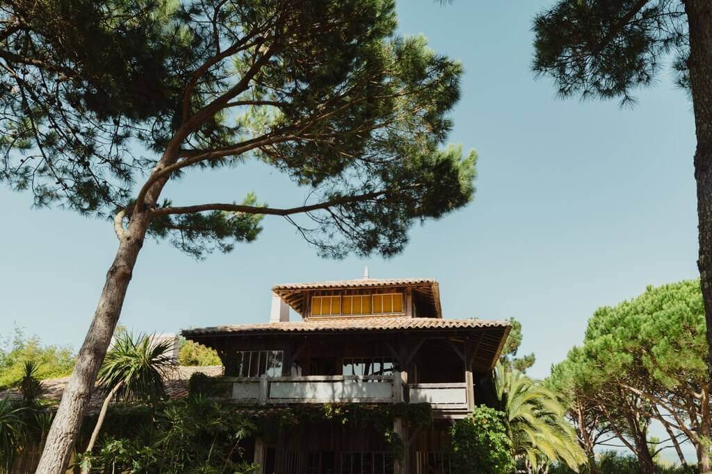 Structure nomade en bois qui peut accueillir des mariages d’exception dans un coin du Cap Ferret, en Gironde. La Grande Cabane pour une soirée inoubliable en Nouvelle Aquitaine