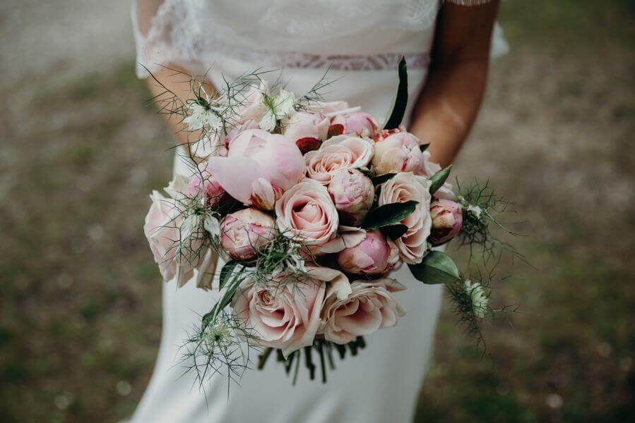 Selon la tradition, c’est le futur marié qui offre le bouquet de mariée à sa future épouse.